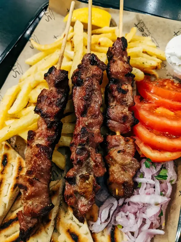 Assiette chef kebab · brochettes de poulet, agneau et viande hachée grillées