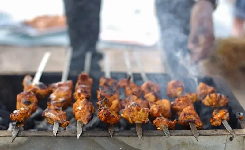 Brochettes de chiche kebab d'agneau grillées au feu de bois