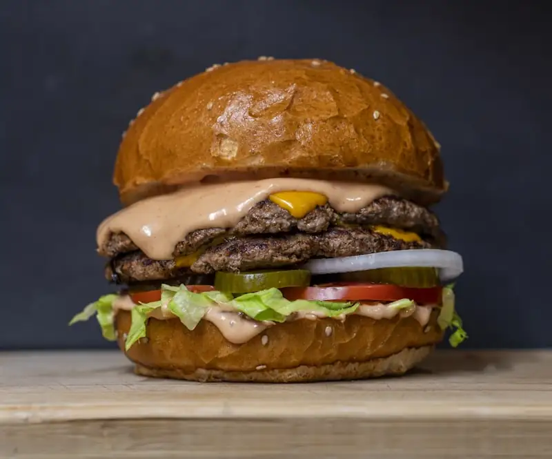 Burger maison du Marmara Saleux avec steak haché et feta