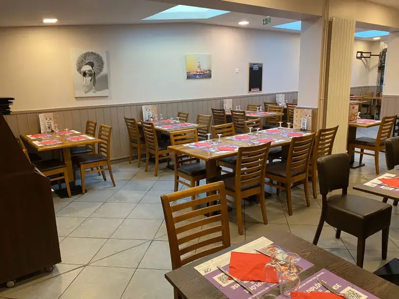 Salle principale du restaurant Marmara à Saleux