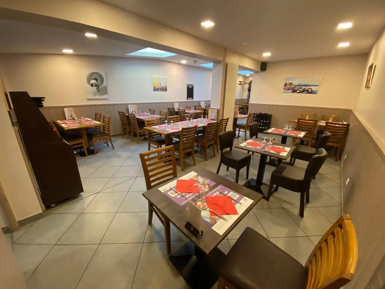 Salle du restaurant Marmara Saleux · vue d'ensemble